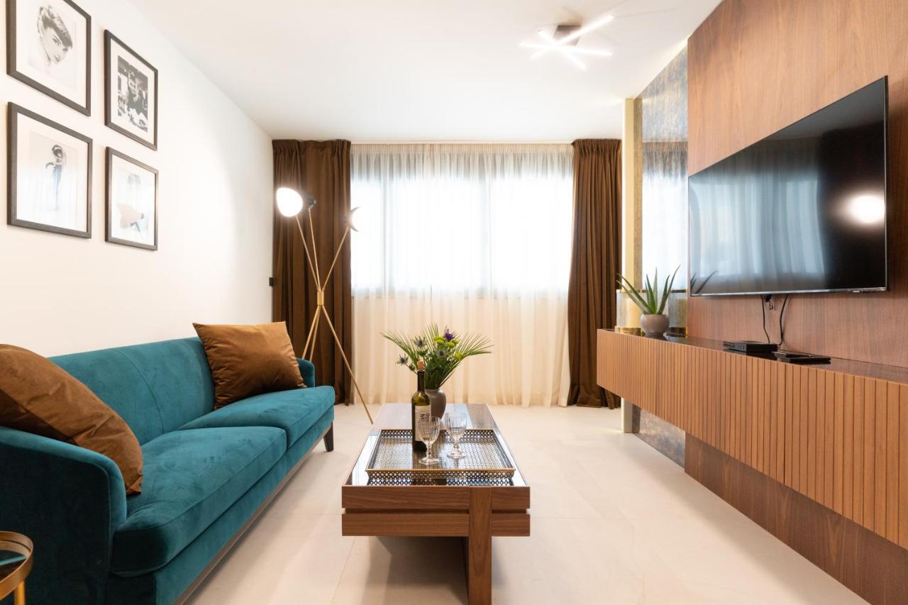 Ez Luxury Living Apartment Ровин Екстериор снимка