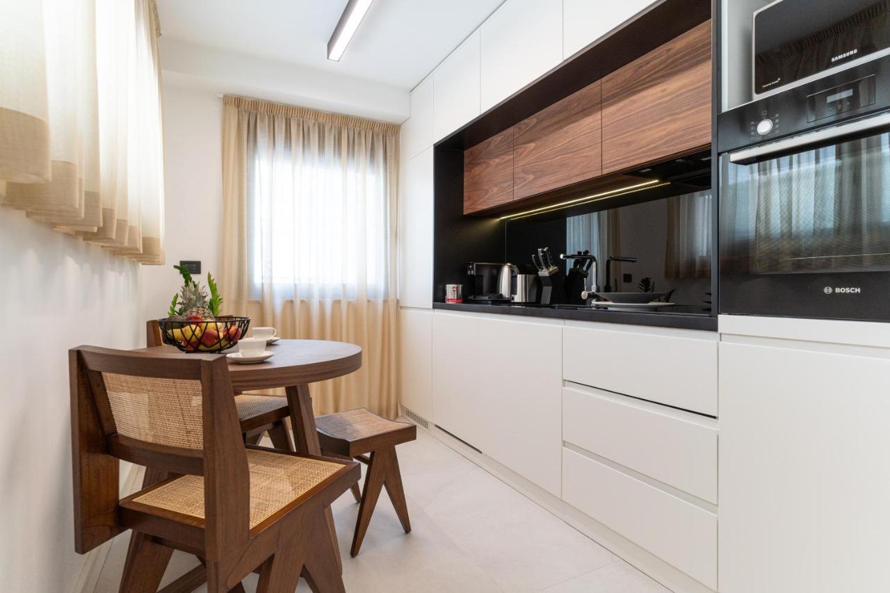 Ez Luxury Living Apartment Ровин Екстериор снимка
