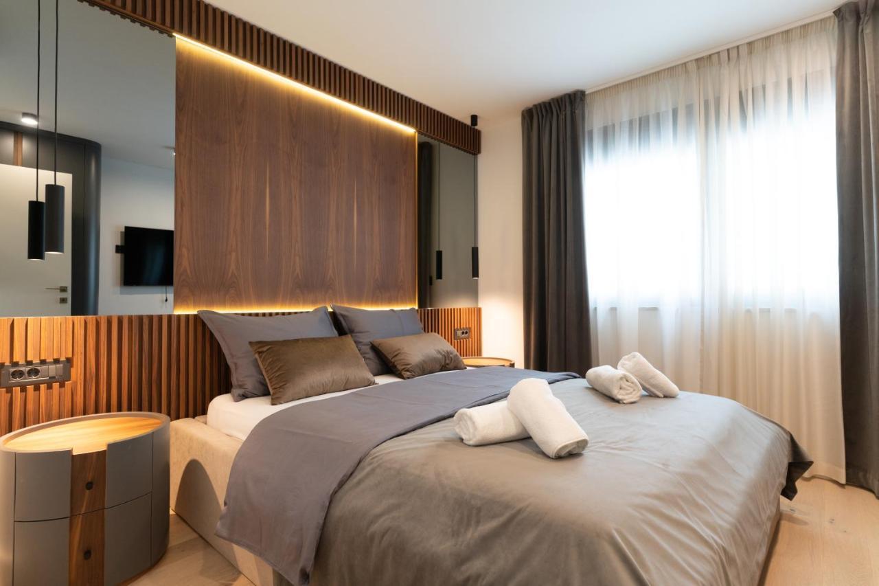 Ez Luxury Living Apartment Ровин Екстериор снимка